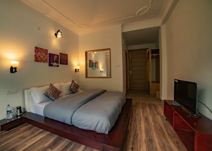 Hostels in Manāli